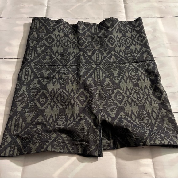 Black & Gray Tribal Print Victoria’s Secret Pink Shorts with Fold Down Waist - Picture 7 of 7